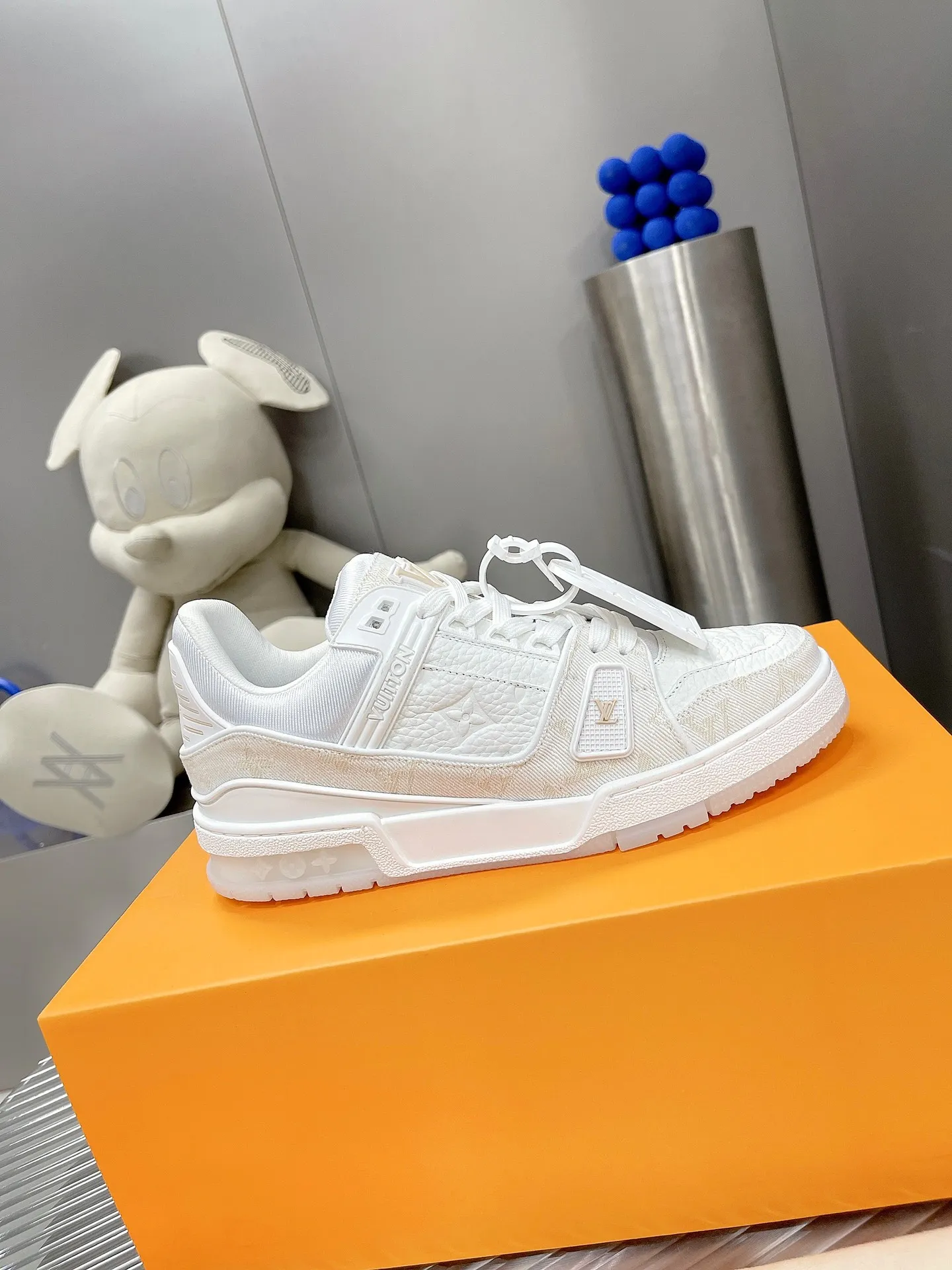 👟👟Ex-factory price 840👟👟The highest version on the Internet⚠️Feel free to compare! 2021🔥New model, purchase quality LV~Louis Vuitton by Virgin Abloh’s best-looking sneakers, Donkey Brand strongly recommends new products, official website limited edition retro basketball sneakers! Both high and low tops cost money to purchase 1:1 accurate replicas of the originals. The details are invincible, full of sincerity, imported custom-made original cowhide, the original package method is the same, the details are 100% restored, and the private model customized the original one-piece T👟👟factory price U outsole, which is different from other brands. Without the original version, this effect cannot be achieved! 35-45 (46 is custom-made and non-refundable) Some colors are available in women’s styles